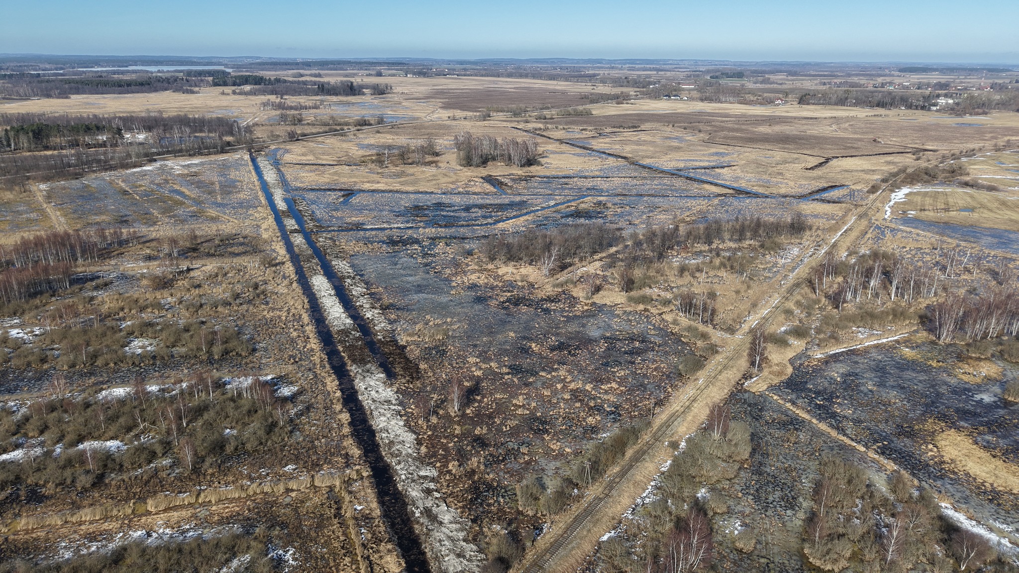 Widok na sieć odmulonych i pogłębionych rowów melioracyjnych i kanału zbiorczego.